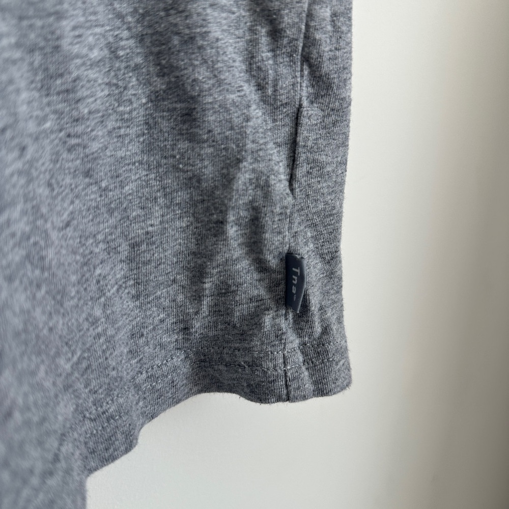 Aritzia TNA V Neck Classic Grey Tee Size 2XS XXS Oversized - Picture 3 of 4